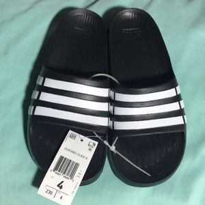 🆕 Adidas Duramo slides